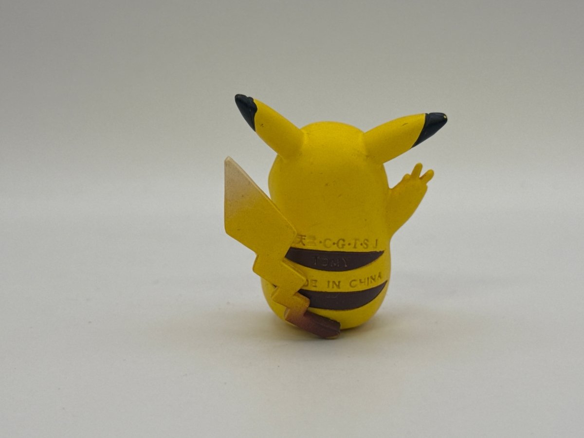 Peace Sign Pikachu 2” 1999 Mini Figure CL 02